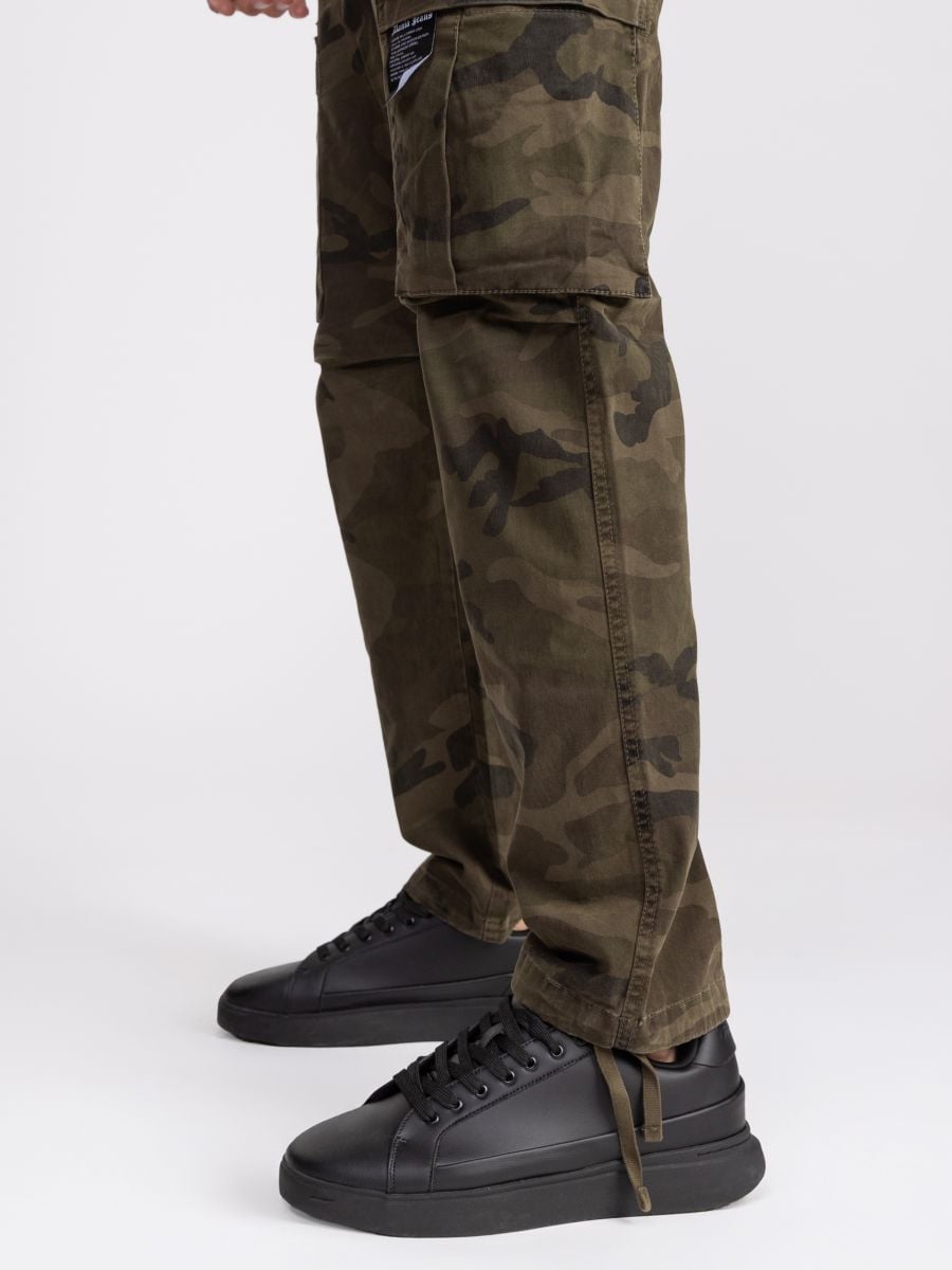 דגמח לגבר עם הדפס קומפלאז