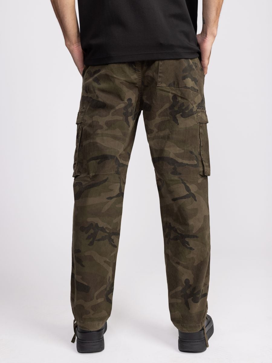 דגמח לגבר עם הדפס קומפלאז