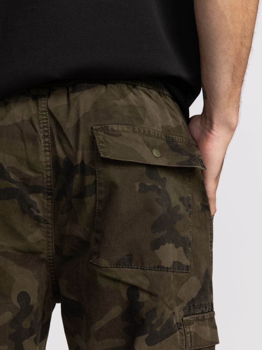 דגמח לגבר עם הדפס קומפלאז