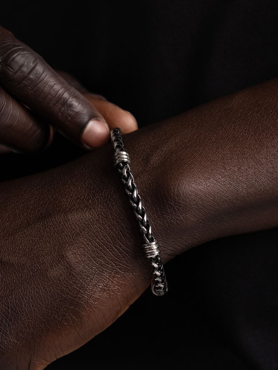 צמיד שרשרת מנירוסטה עם חוליות דקורטיביות