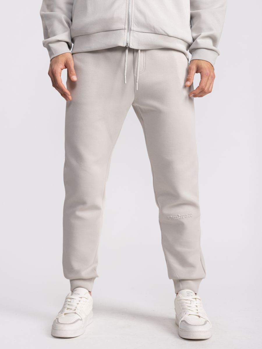 מכנסי טרנינג לגבר בגזרה נקייה