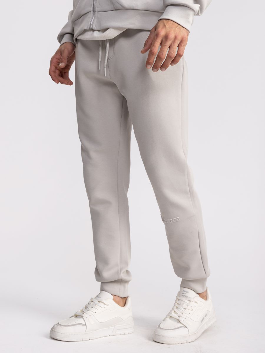 מכנסי טרנינג לגבר בגזרה נקייה