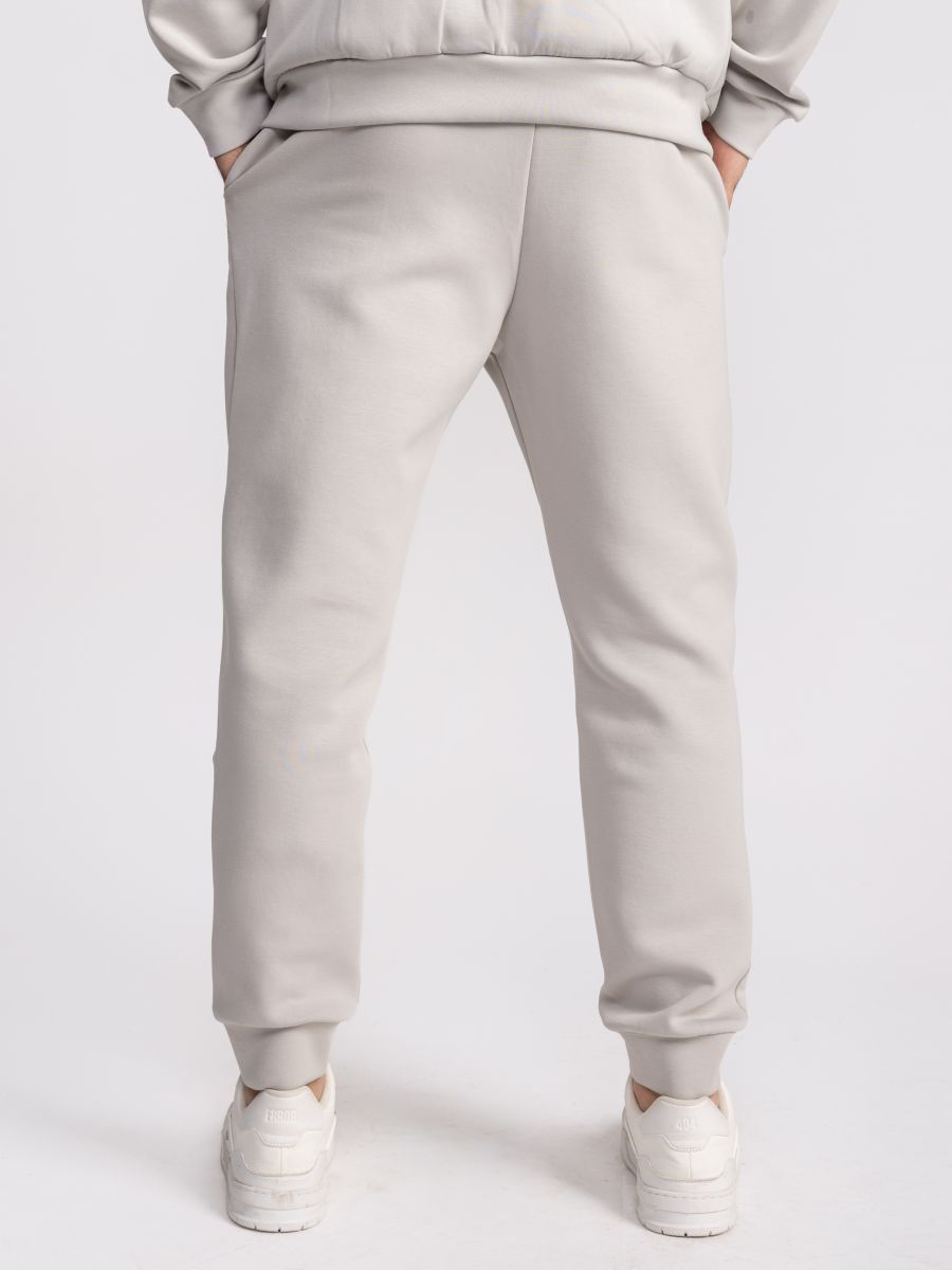 מכנסי טרנינג לגבר בגזרה נקייה