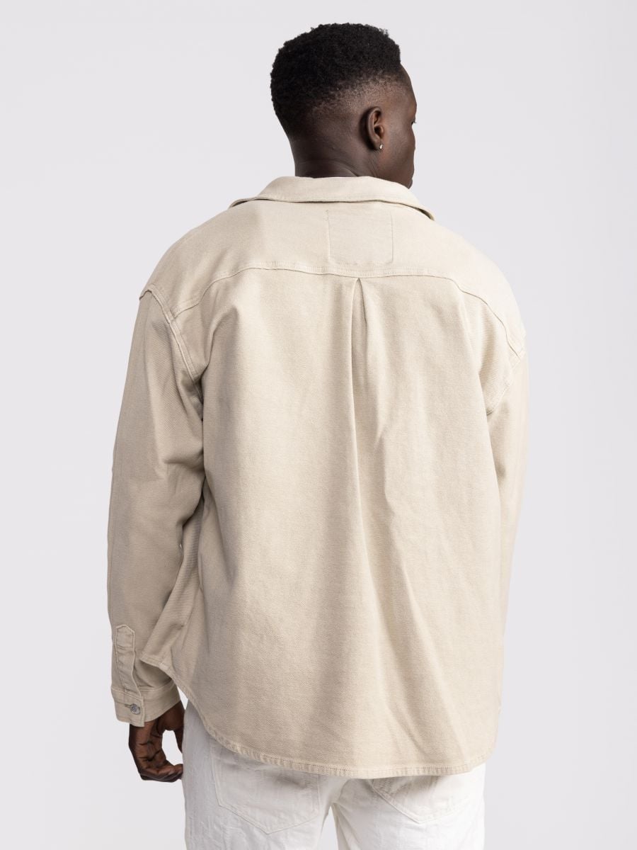 חולצת כפתורים עם כיסים לגבר