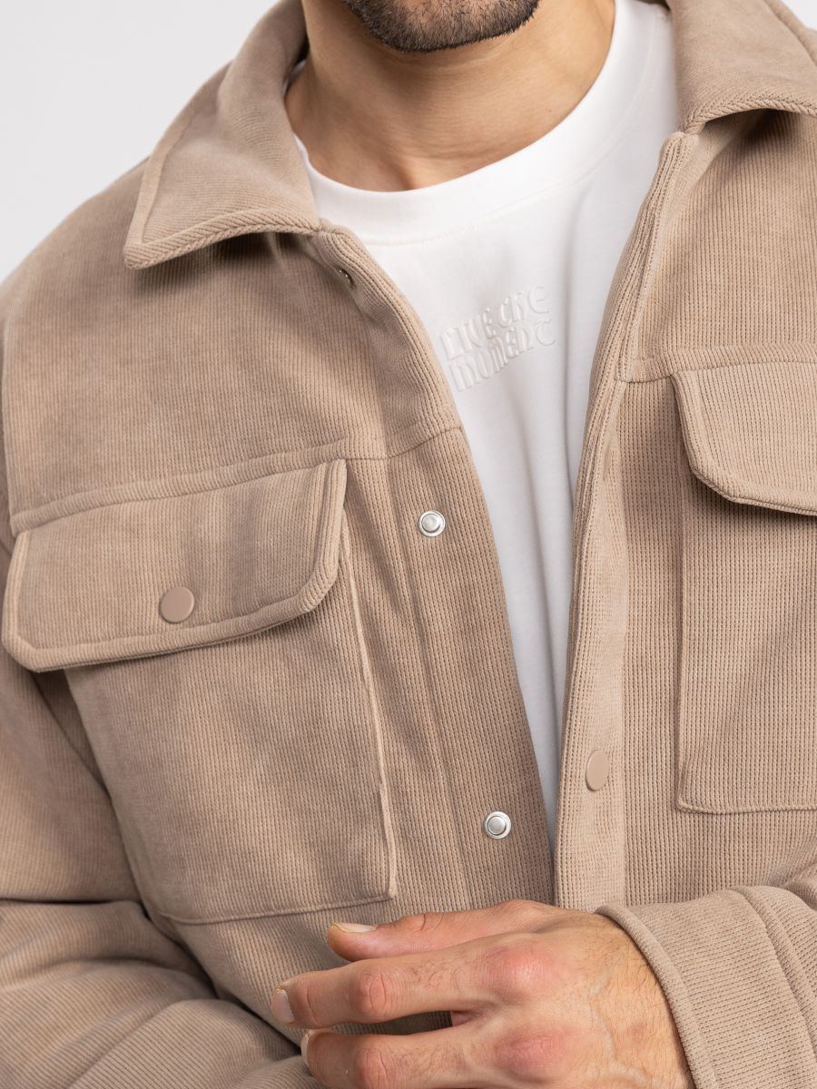 גקט לגבר עם טקסטורת פסים