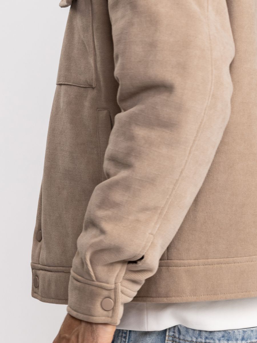 גקט לגבר עם טקסטורת פסים