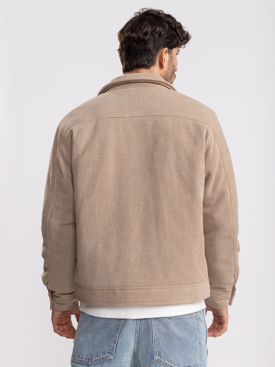 גקט לגבר עם טקסטורת פסים