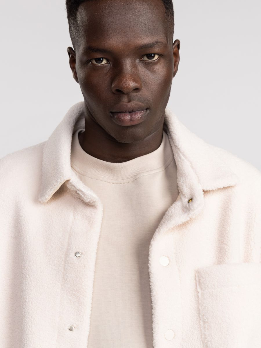 גקט לגבר עם סגירת לחצניות