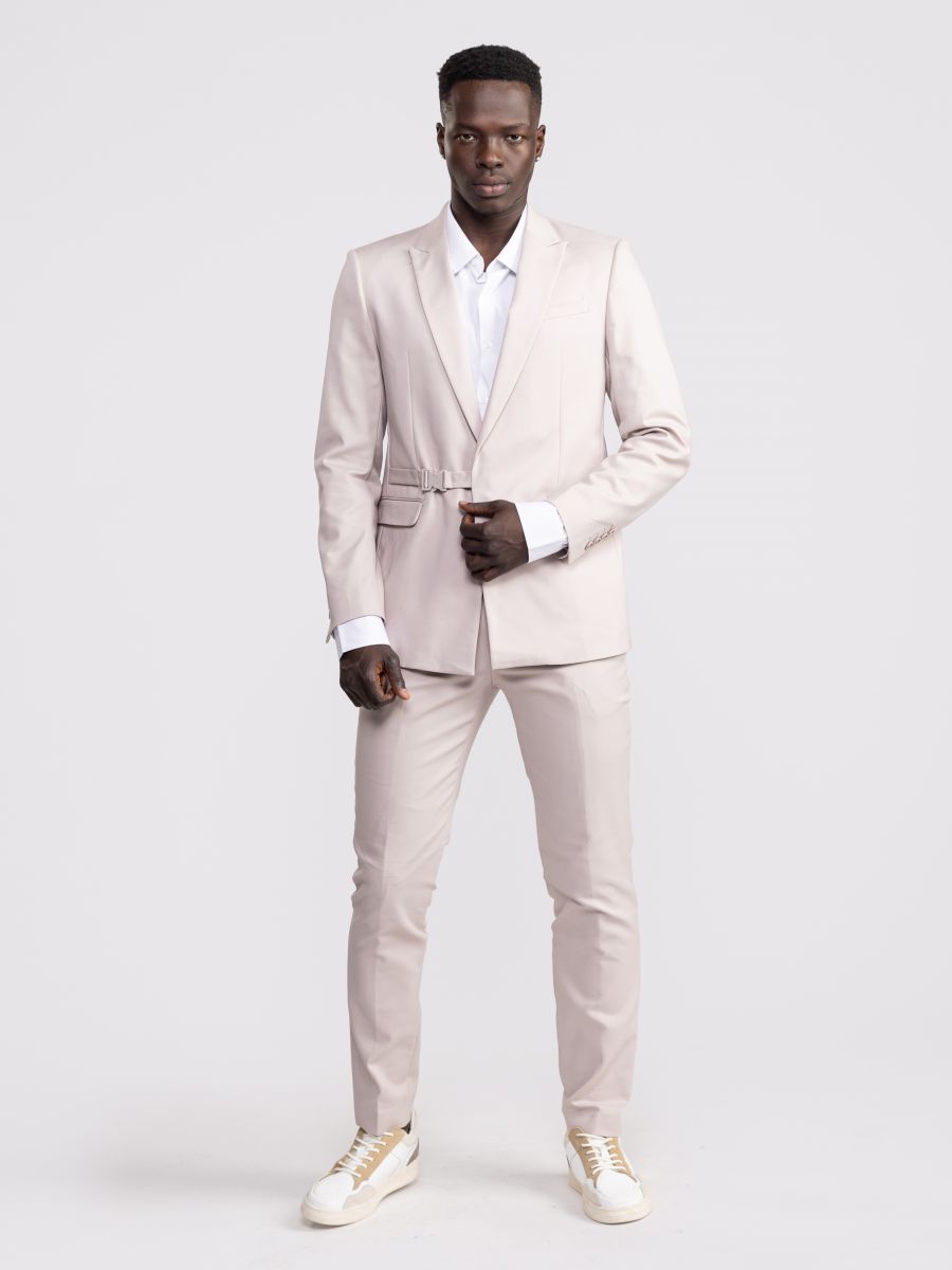 בלייזר מחויט עם אבזם צד דקורטיבי