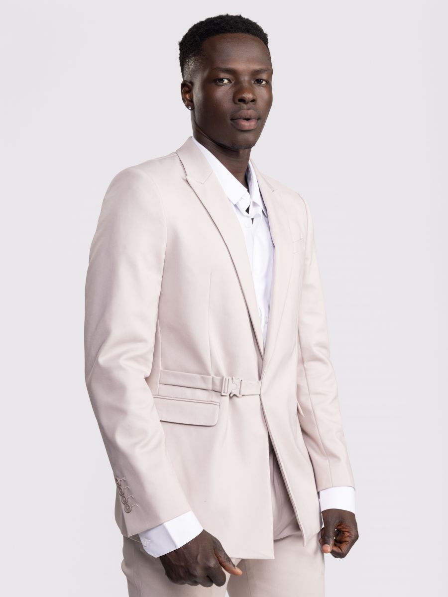 בלייזר מחויט עם אבזם צד דקורטיבי