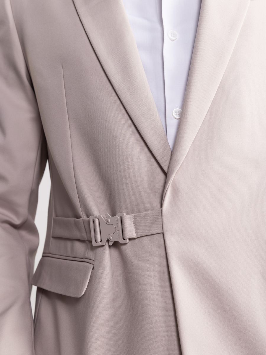 בלייזר מחויט עם אבזם צד דקורטיבי