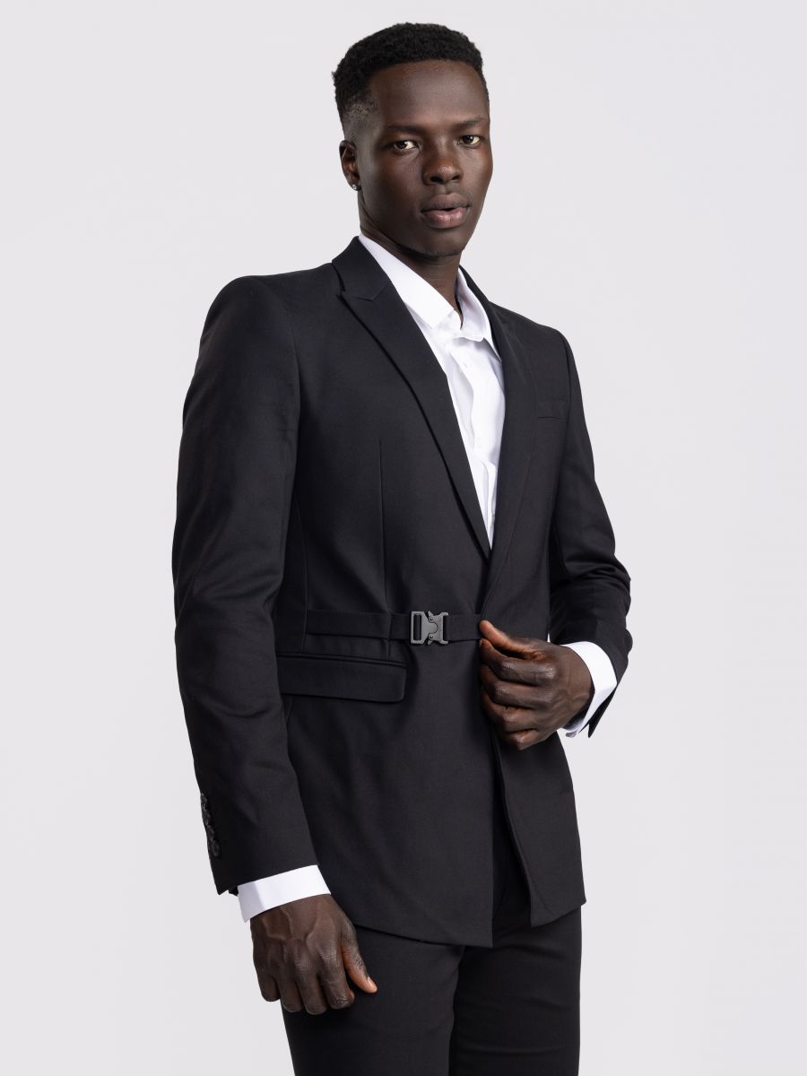 בלייזר מחויט עם אבזם צד דקורטיבי