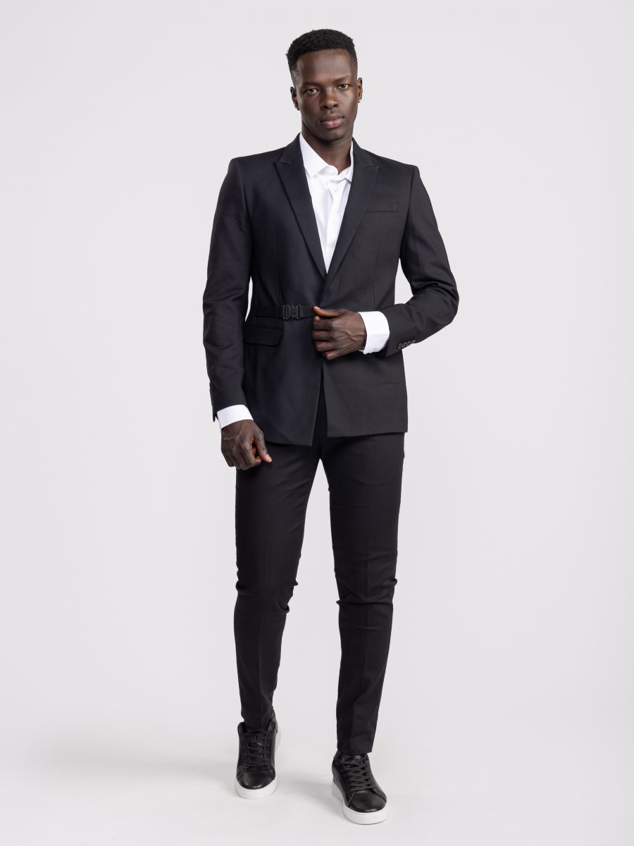 בלייזר מחויט עם אבזם צד דקורטיבי