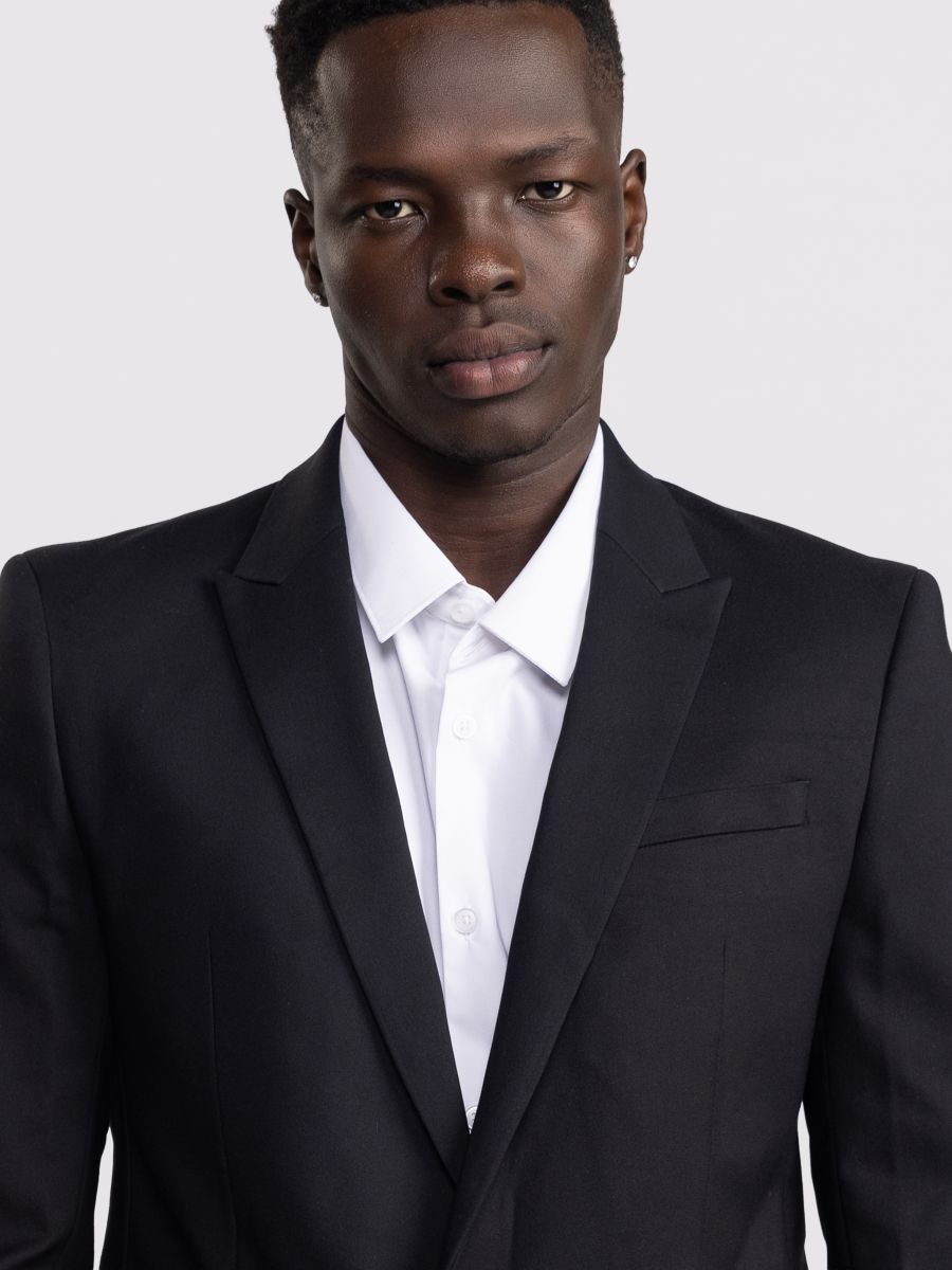 בלייזר מחויט עם אבזם צד דקורטיבי