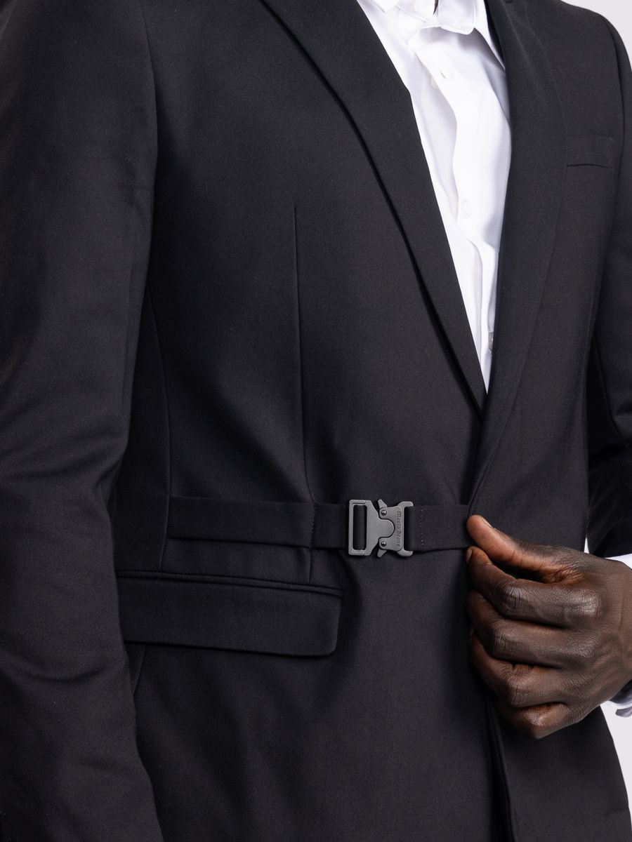 בלייזר מחויט עם אבזם צד דקורטיבי