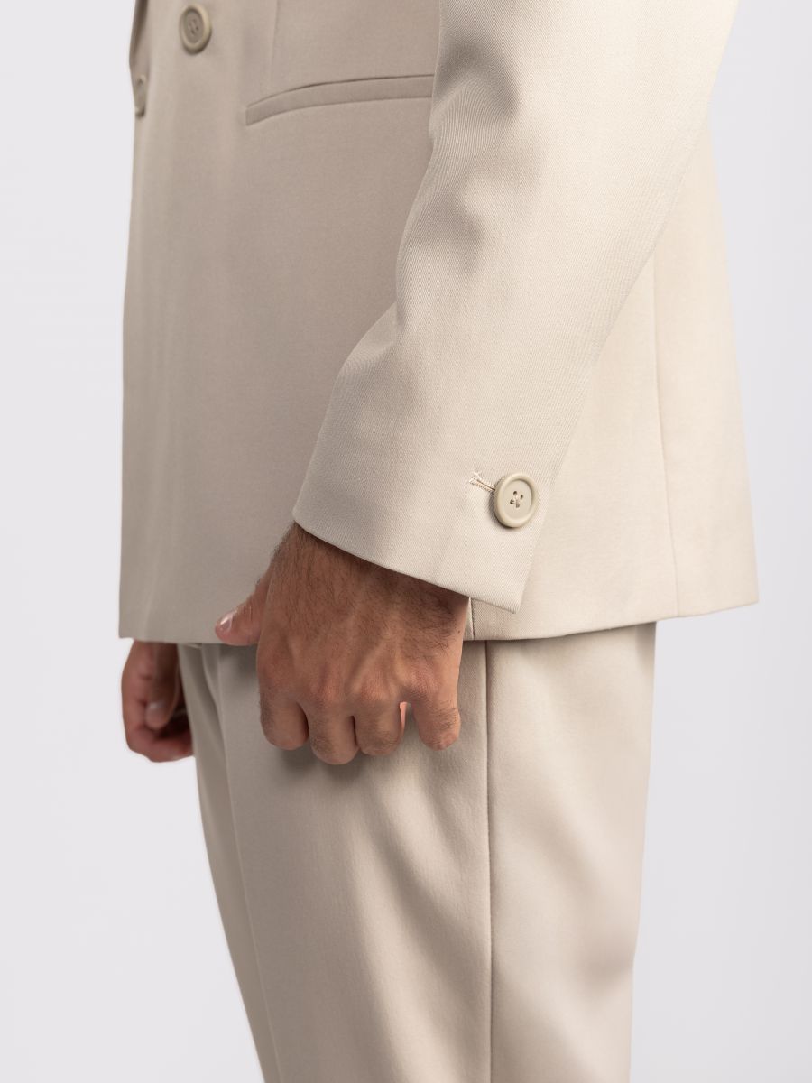 גקט לגבר עם סגירה כפולה