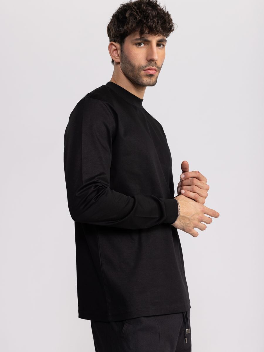 חולצת טי ארוכה עם צווארון סגור