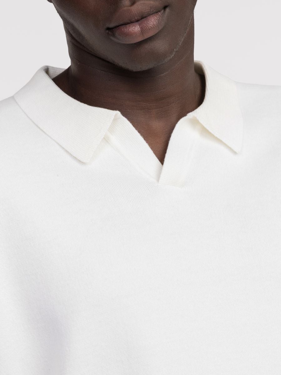 סריג עם צווארון פולו פתוח