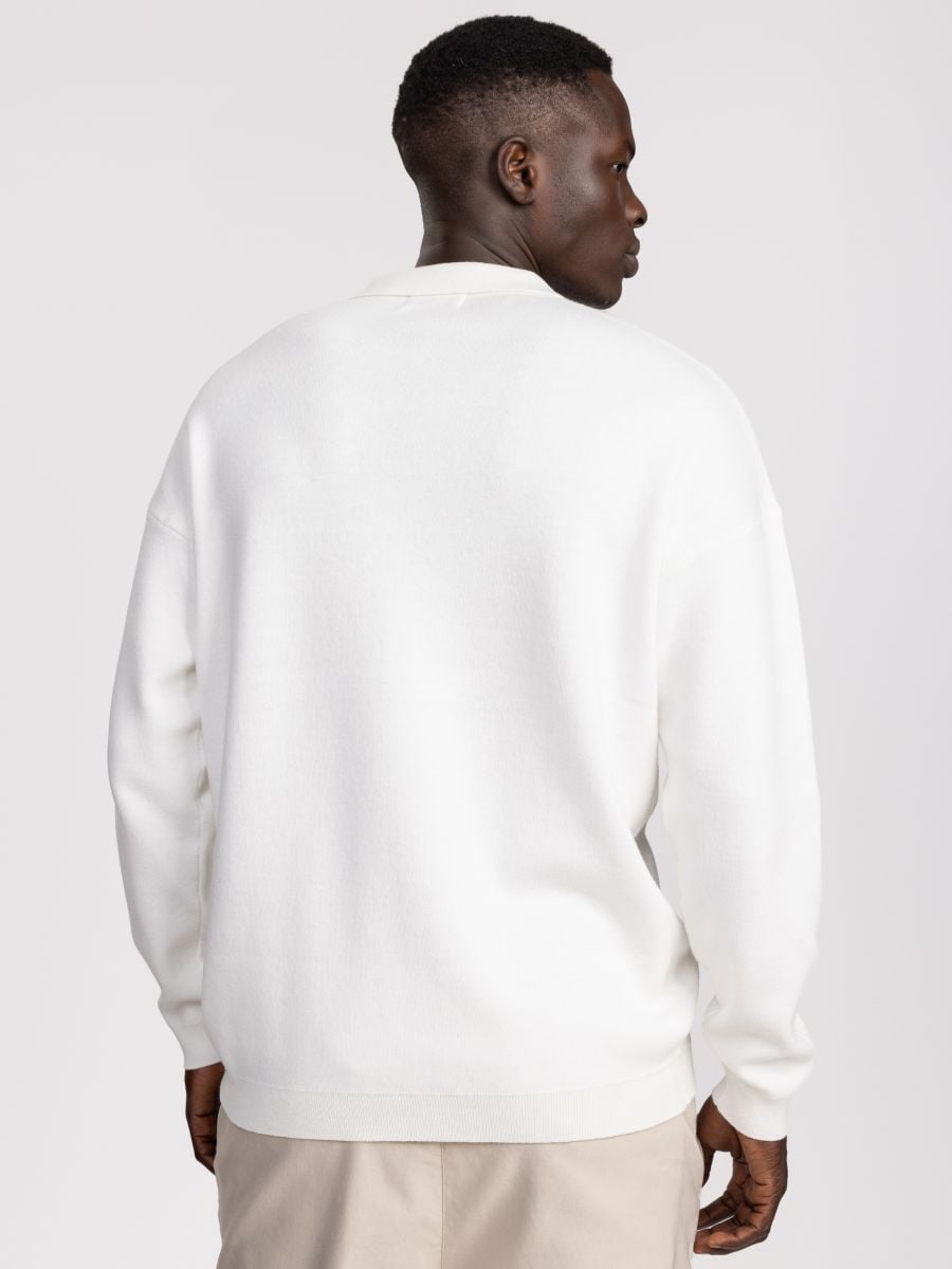 סריג עם צווארון פולו פתוח