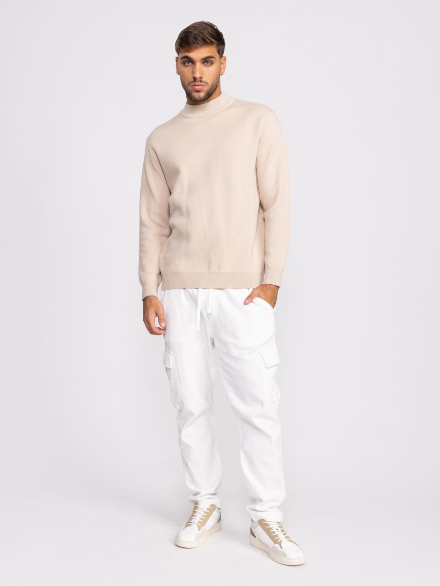 סוודר סריג עם צווארון גבוה