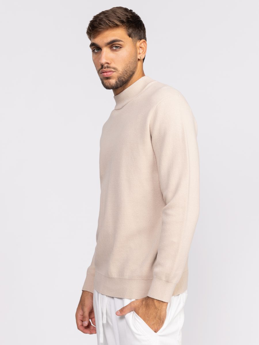 סוודר סריג עם צווארון גבוה