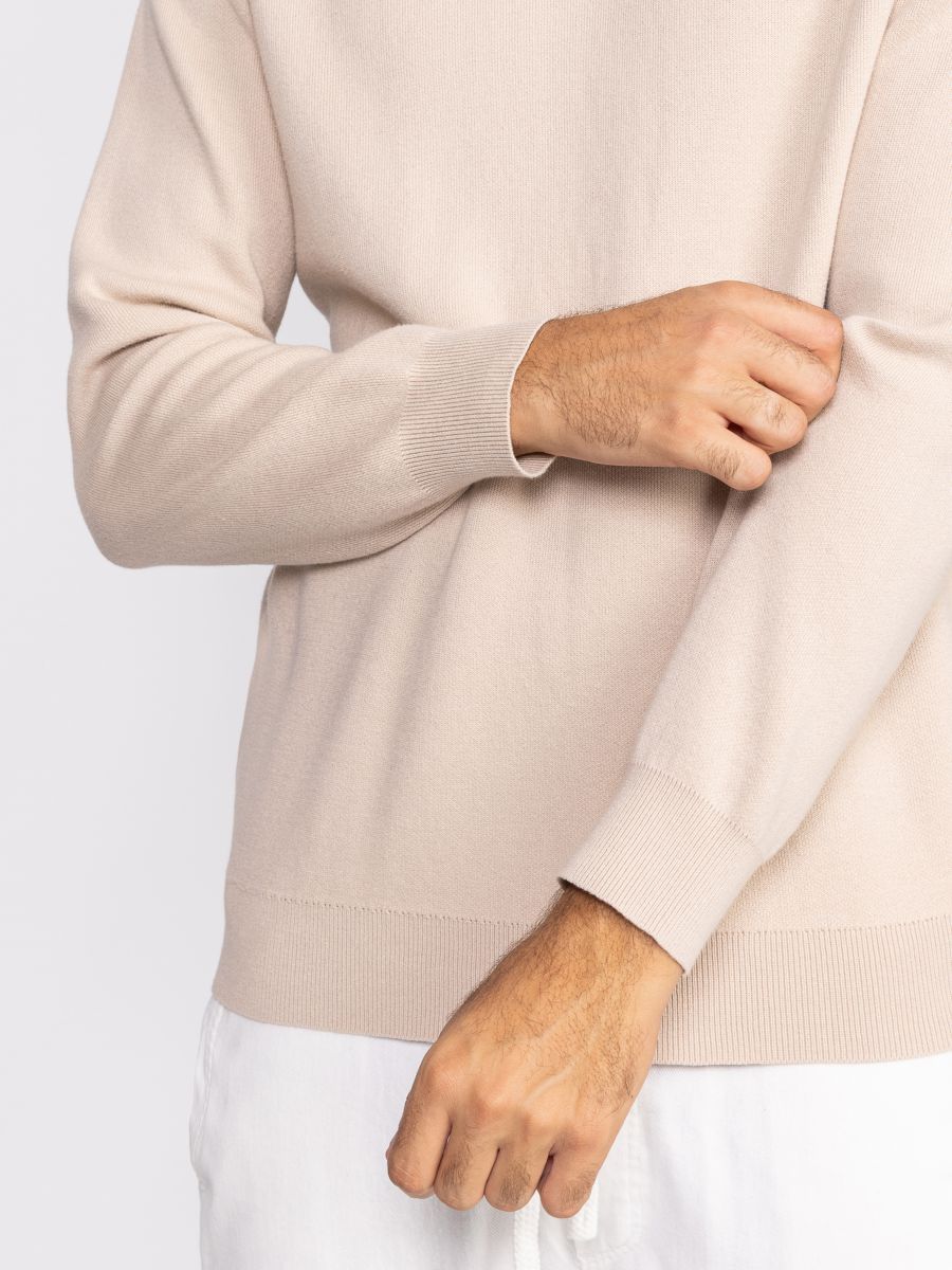 סוודר סריג עם צווארון גבוה