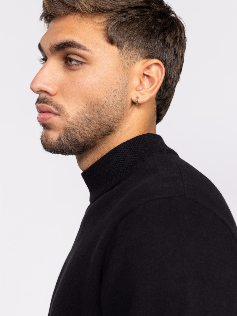 סוודר סריג עם צווארון גבוה