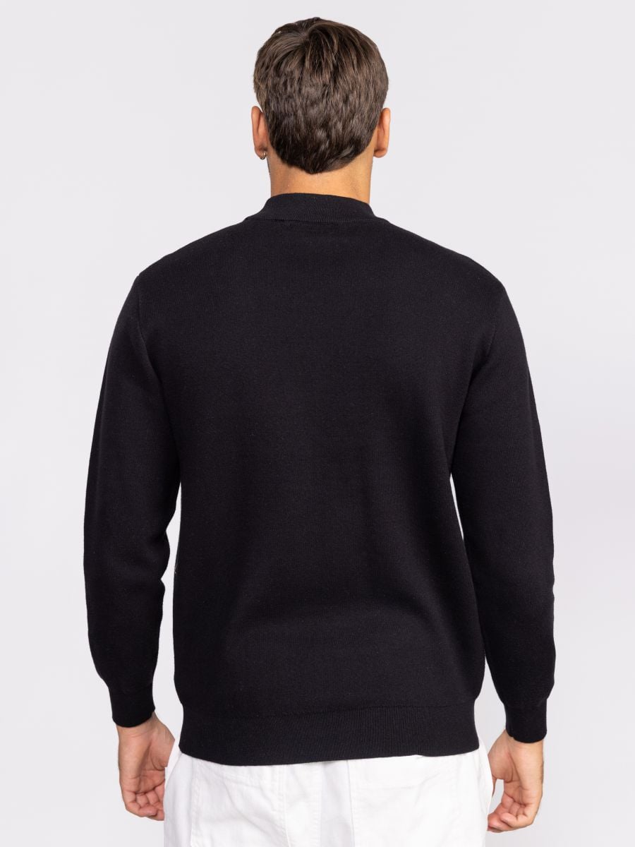 סוודר סריג עם צווארון גבוה