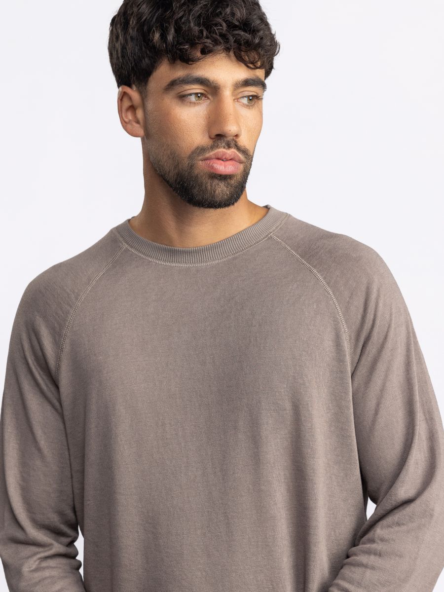 חולצת לונג סלאב מבד טקסטורלי בגזרת רגלן