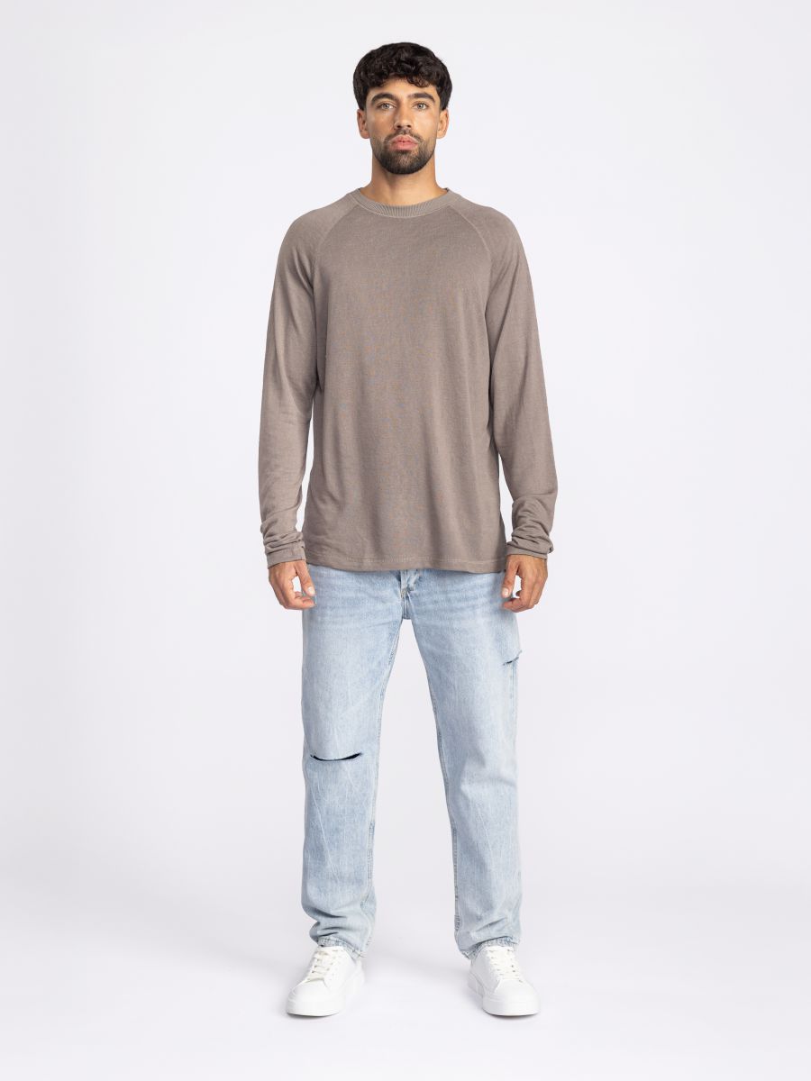 חולצת לונג סלאב מבד טקסטורלי בגזרת רגלן