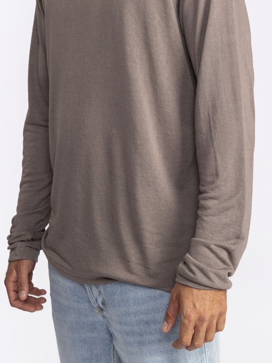 חולצת לונג סלאב מבד טקסטורלי בגזרת רגלן