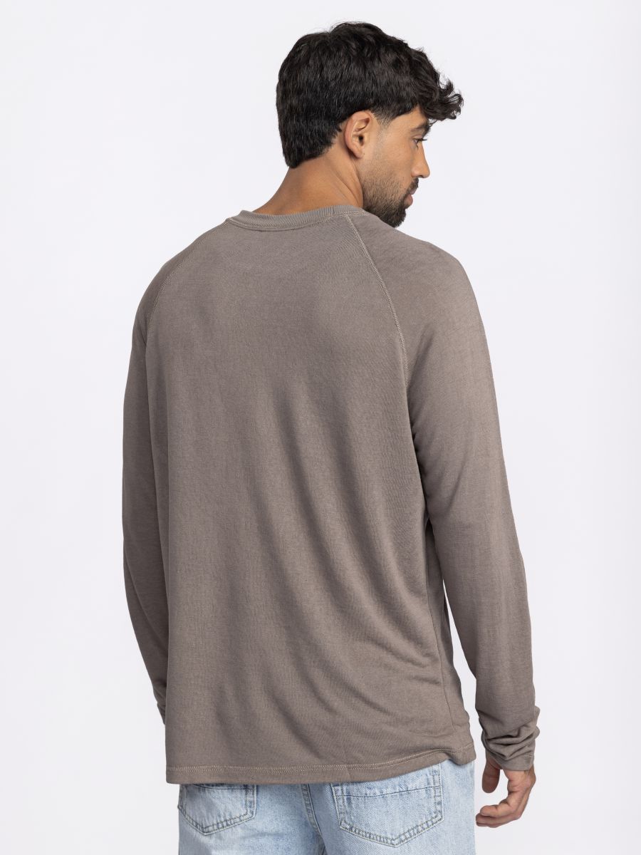 חולצת לונג סלאב מבד טקסטורלי בגזרת רגלן