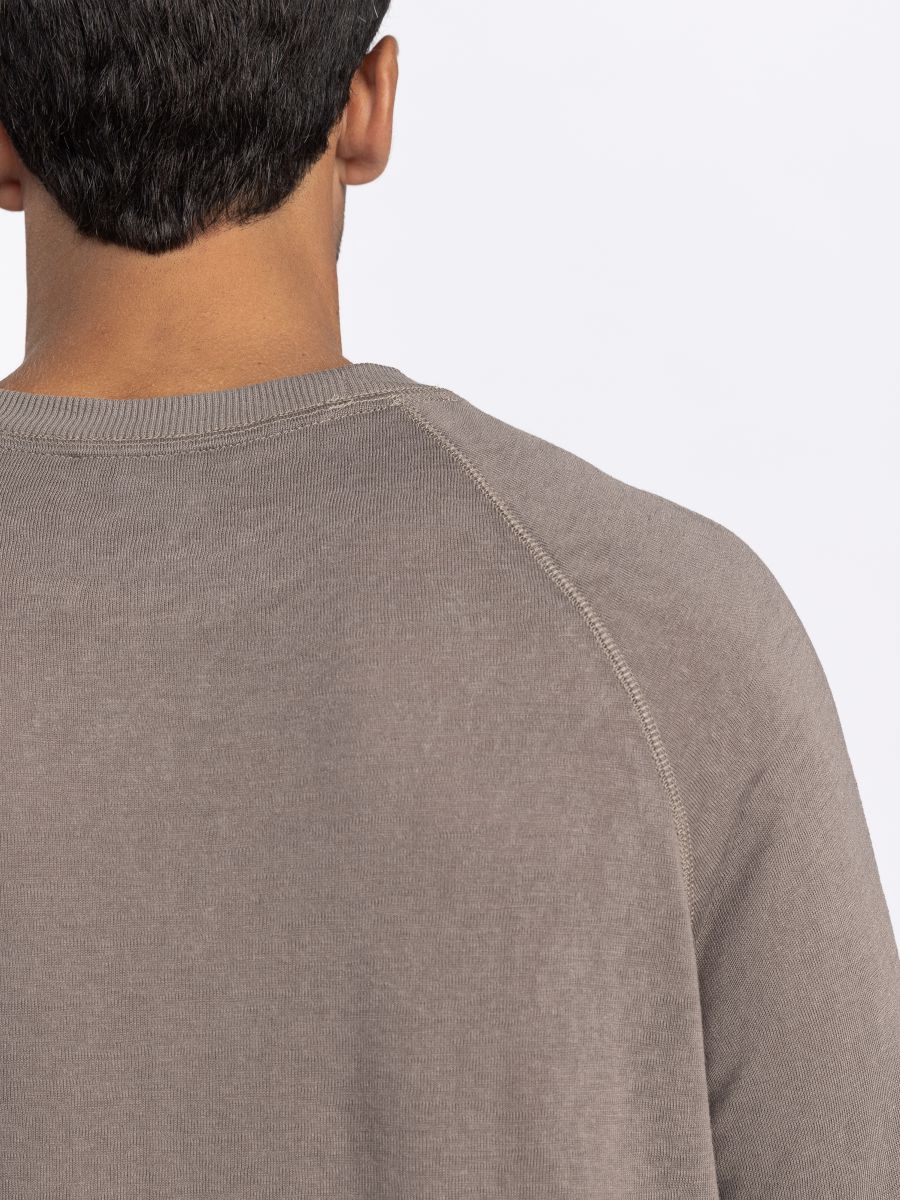 חולצת לונג סלאב מבד טקסטורלי בגזרת רגלן