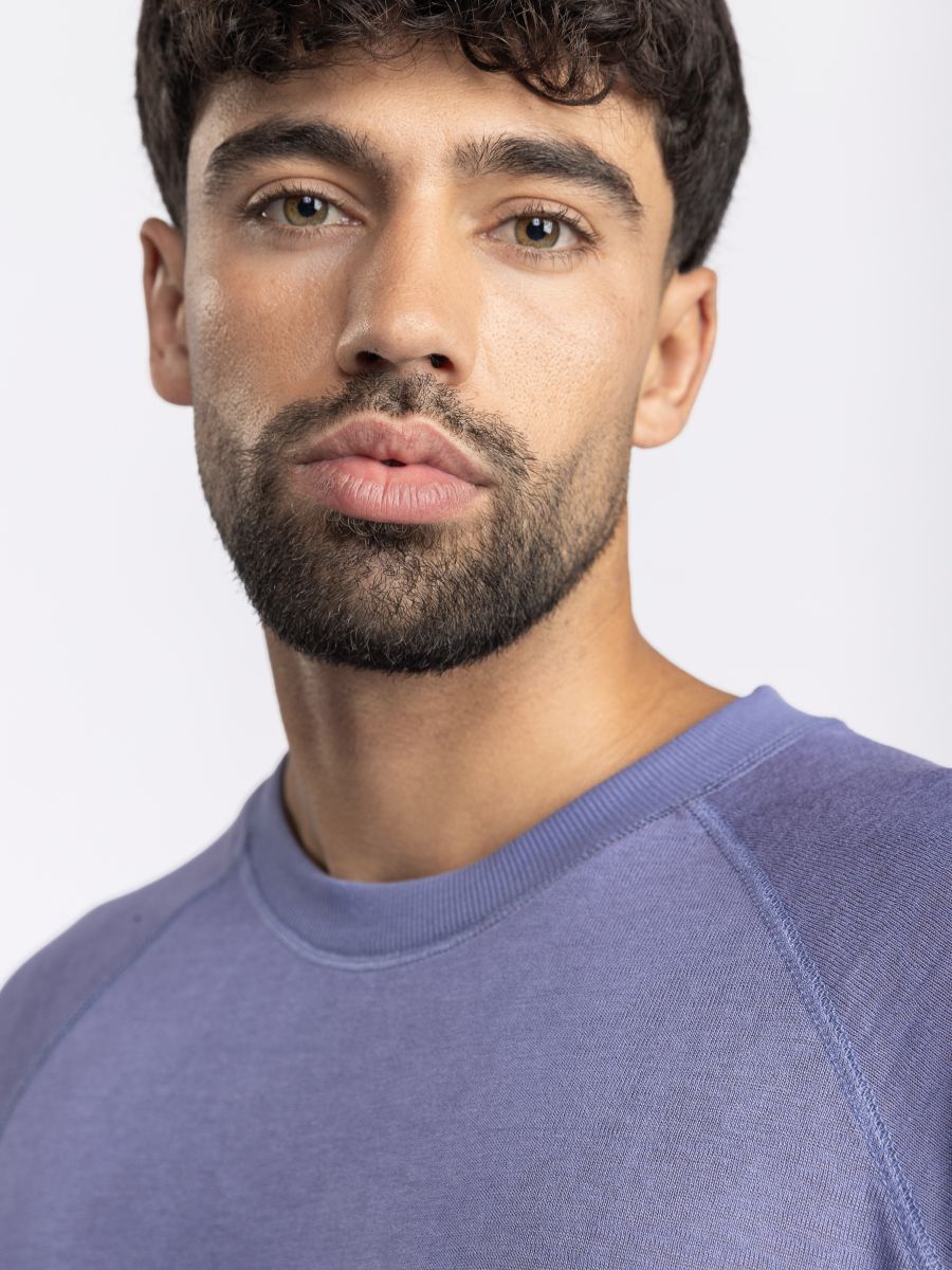 חולצת לונג סלאב מבד טקסטורלי בגזרת רגלן