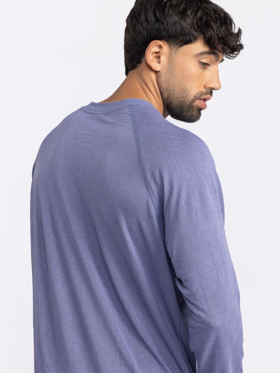 חולצת לונג סלאב מבד טקסטורלי בגזרת רגלן