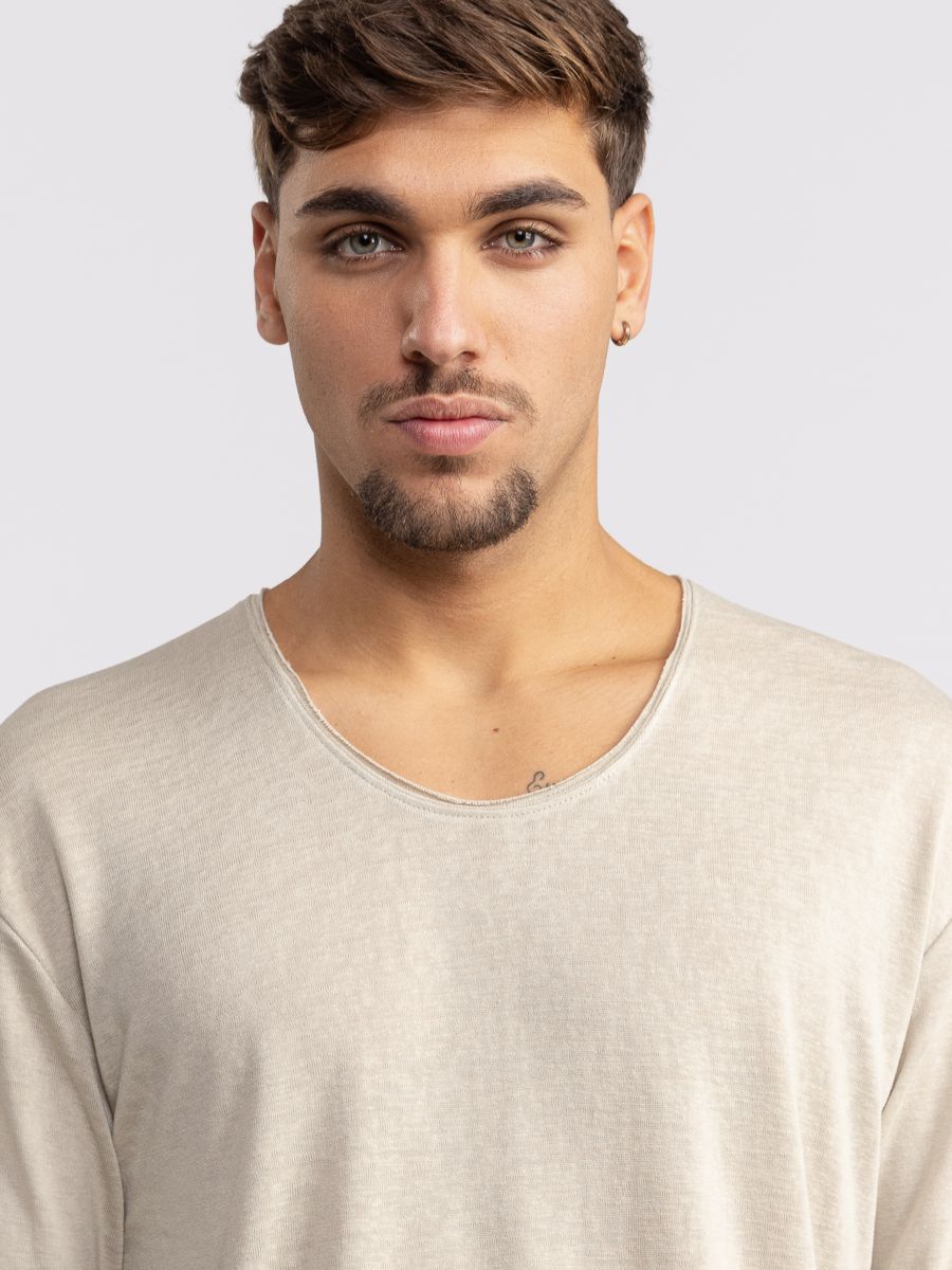 חולצת טי שירט לגבר עם תפר בגב