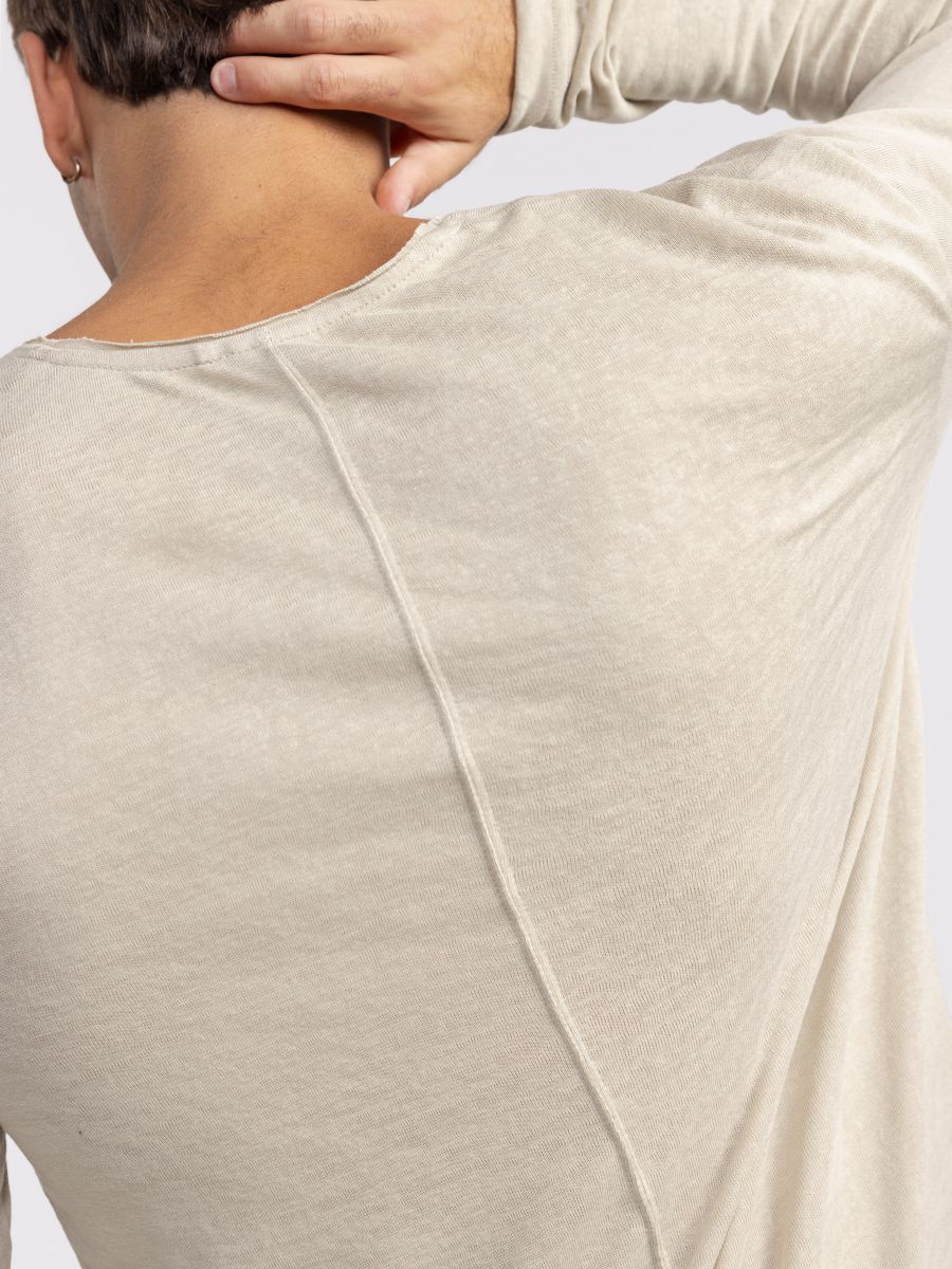 חולצת טי שירט לגבר עם תפר בגב