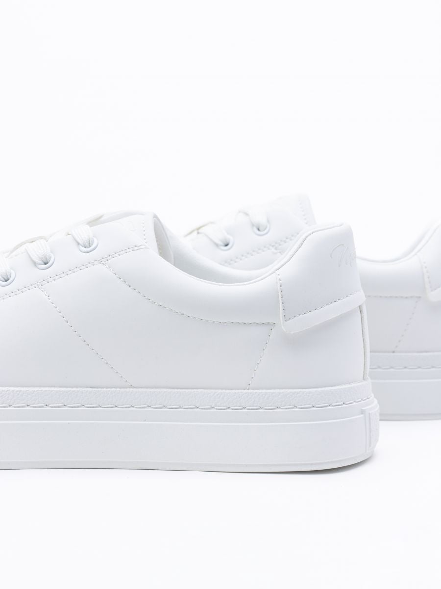 נעלי סניקרס בעיצוב מינימליסטי MJ