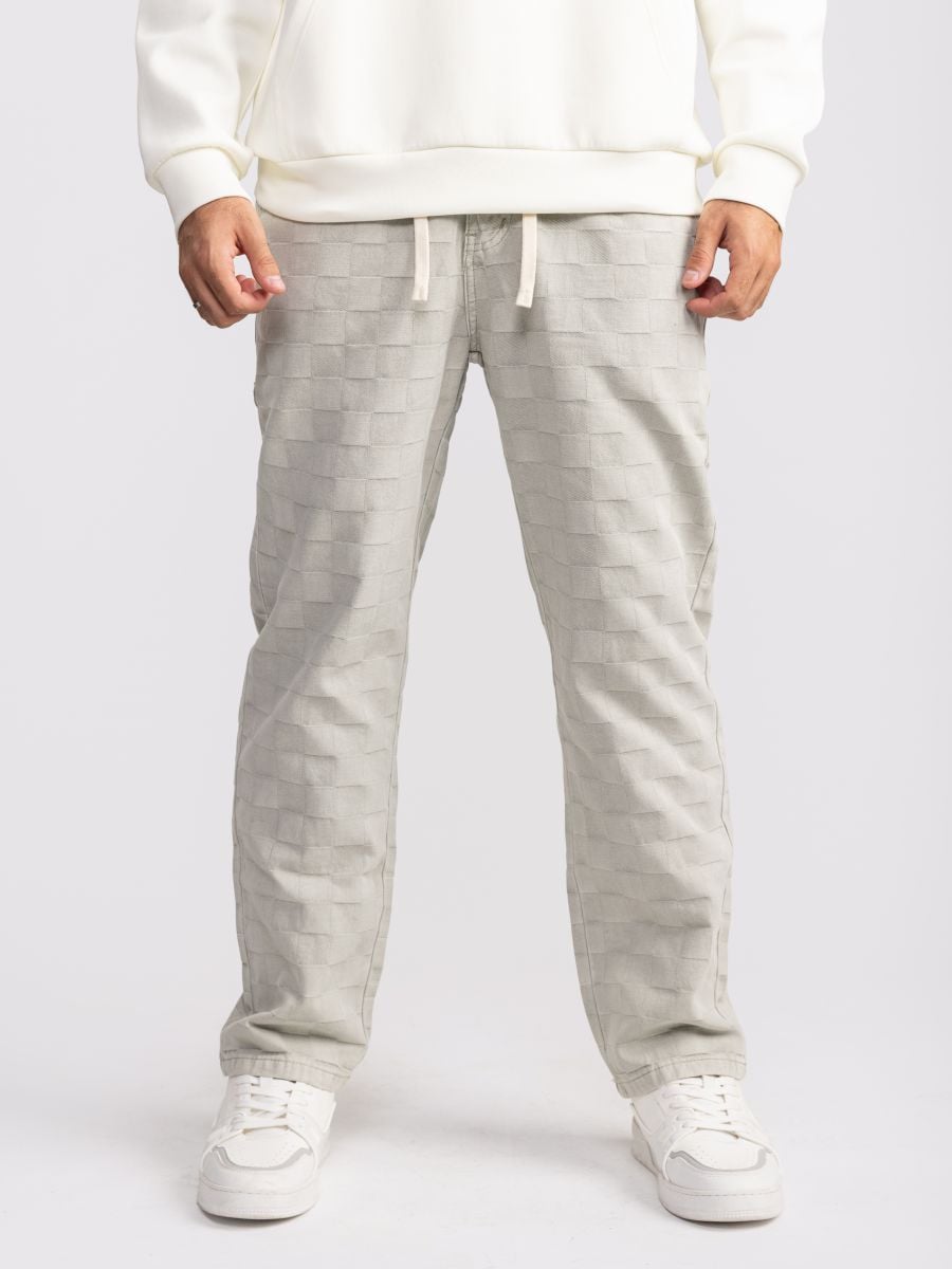 מכנסי ג’’ינס עם טקסטורת משבצות מובלטת