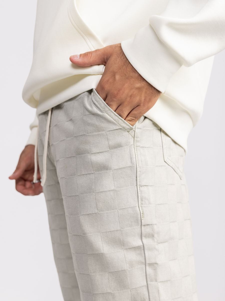 מכנסי ג’’ינס עם טקסטורת משבצות מובלטת