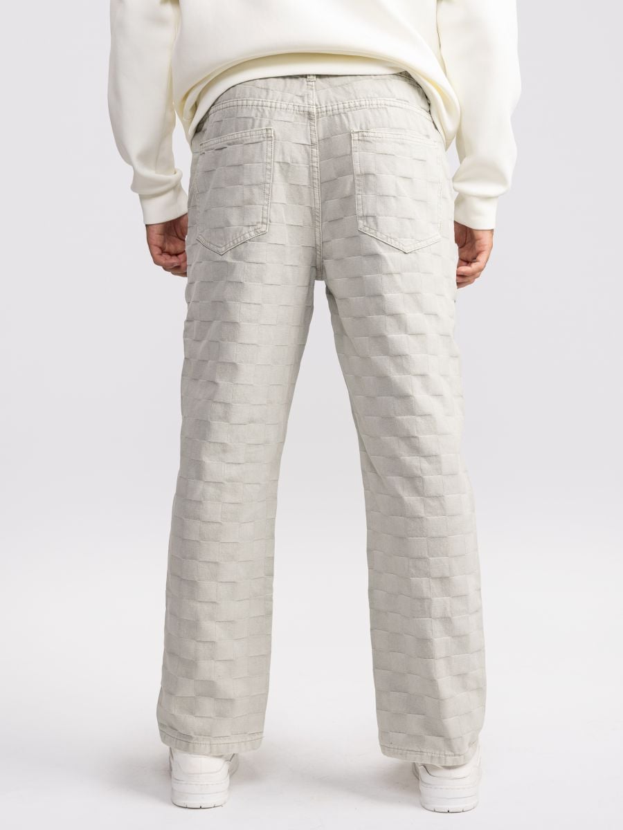 מכנסי ג’’ינס עם טקסטורת משבצות מובלטת