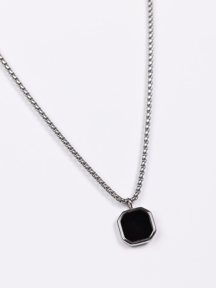 שרשרת תליון גיאומטרי בשיבוץ אבן לגבר