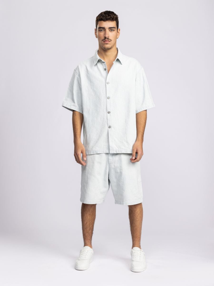 חולצת כפתורים קצרה לגבר מבד טקסטורלי