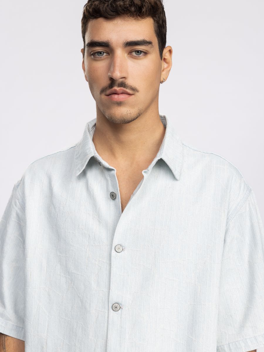 חולצת כפתורים קצרה לגבר מבד טקסטורלי