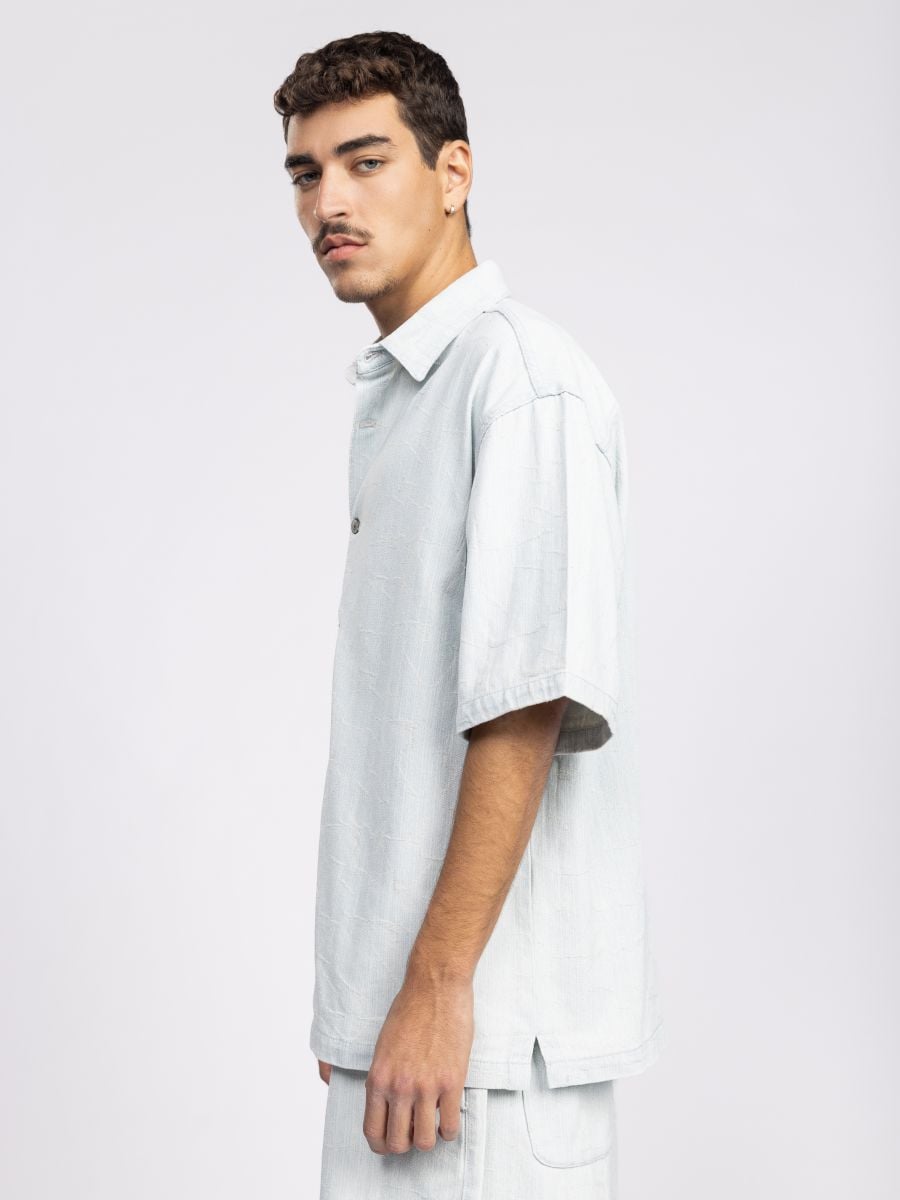 חולצת כפתורים קצרה לגבר מבד טקסטורלי