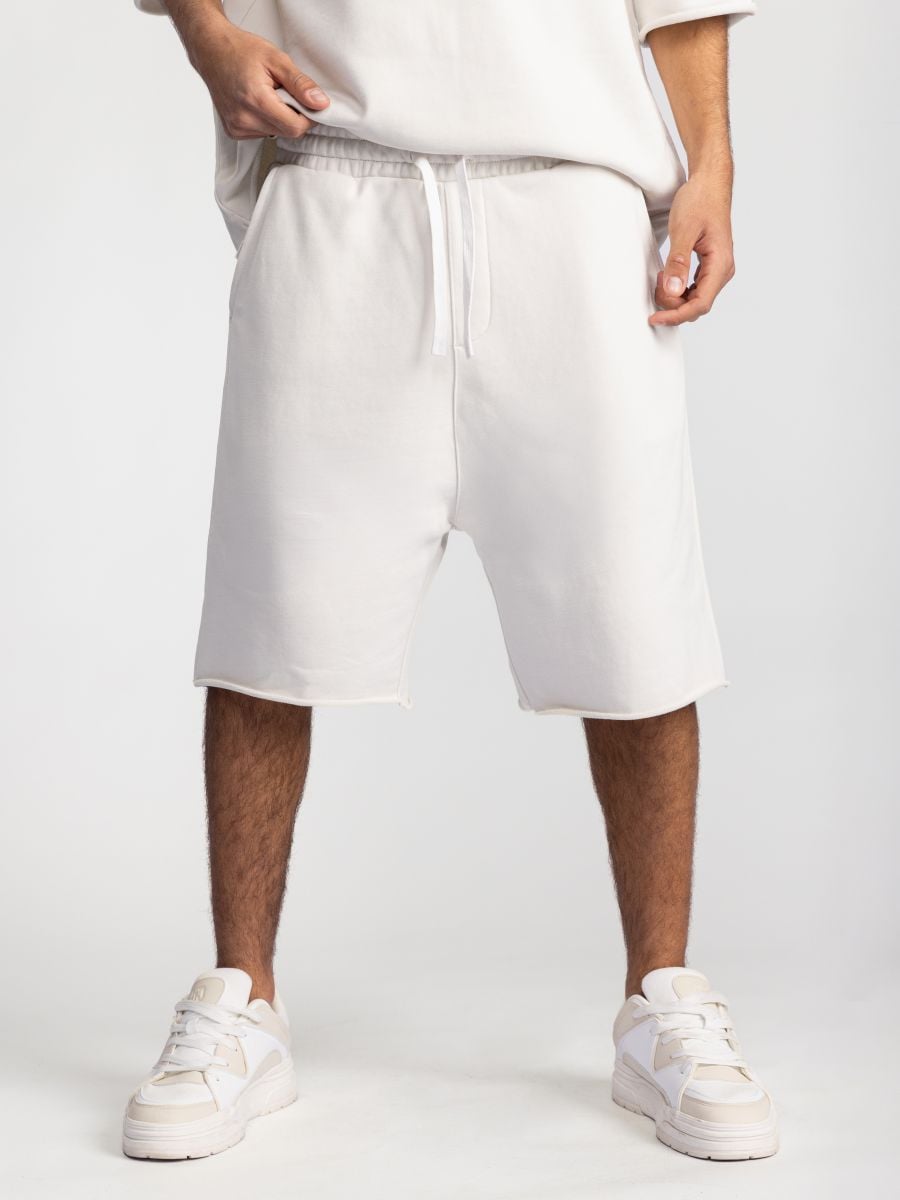 מכנסיים קצרים עם סיומת פרומה