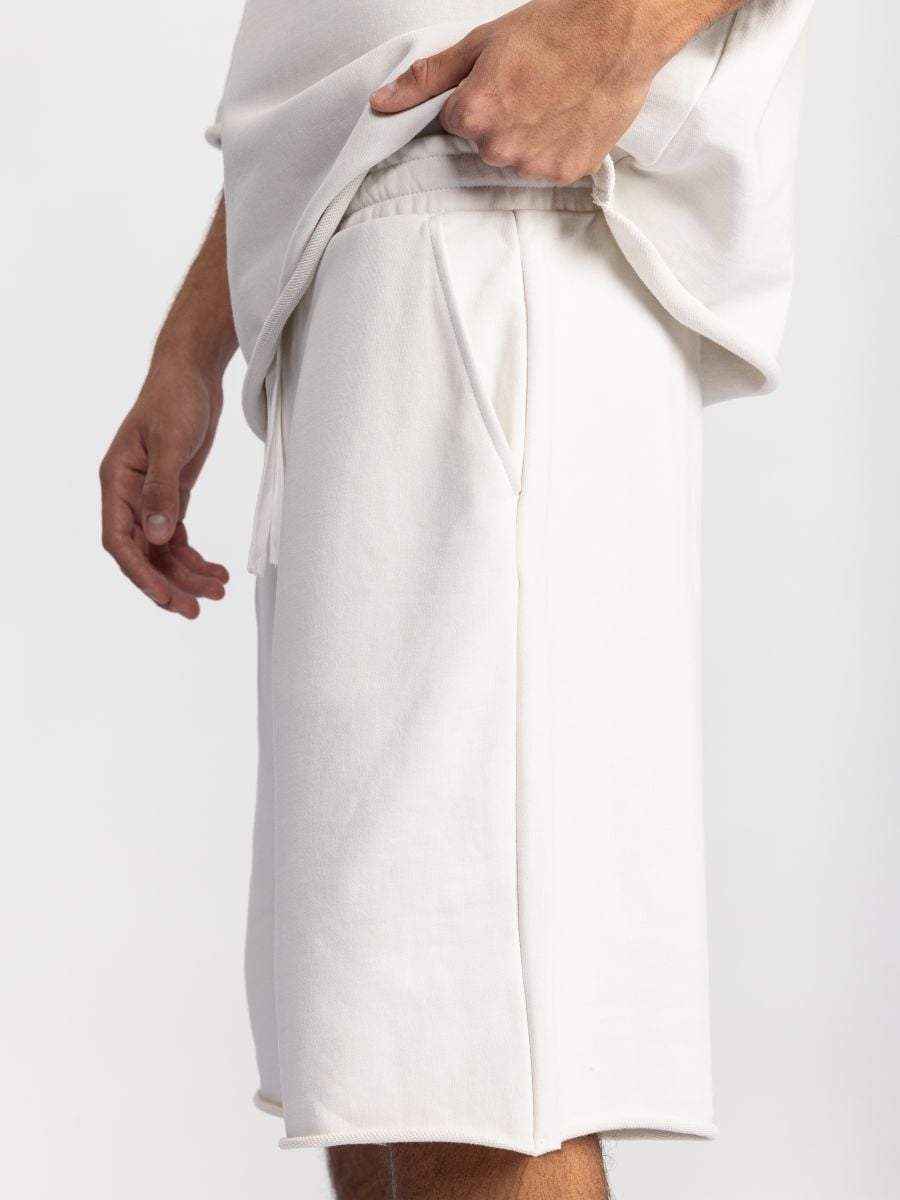 מכנסיים קצרים עם סיומת פרומה