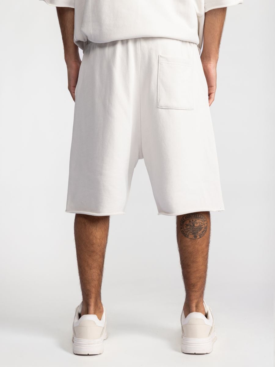 מכנסיים קצרים עם סיומת פרומה