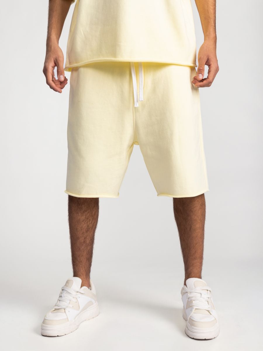 מכנסיים קצרים עם סיומת פרומה