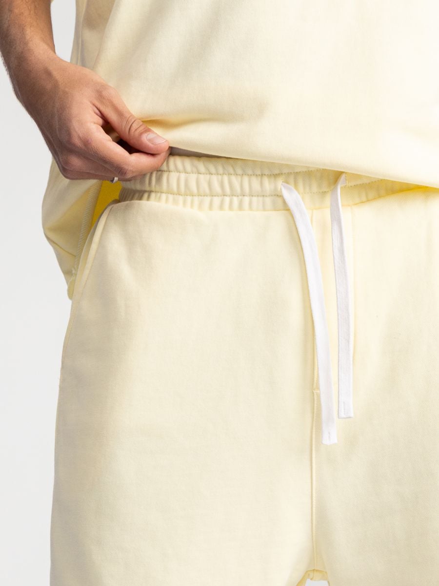 מכנסיים קצרים עם סיומת פרומה